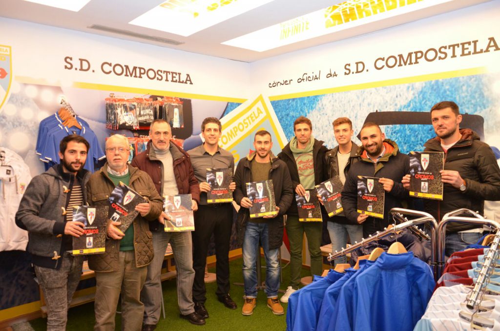 Membros e xogadores da SD Compostela cos seus álbums. Foto: Amadeo Rey.