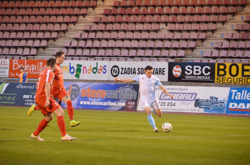 El momento del centro de Cabrejo para el tercer gol, en un partido patrocinado por Kia Compostela.
