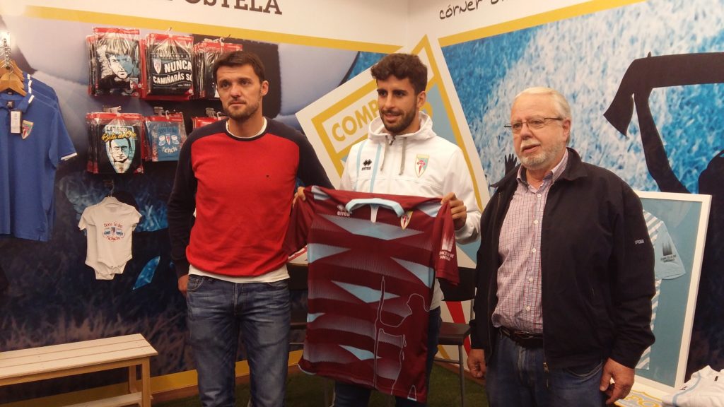 Álvaro Casas posa junto a Manu Castiñeiras, director deportivo, y Ramón Castro, directivo del club.