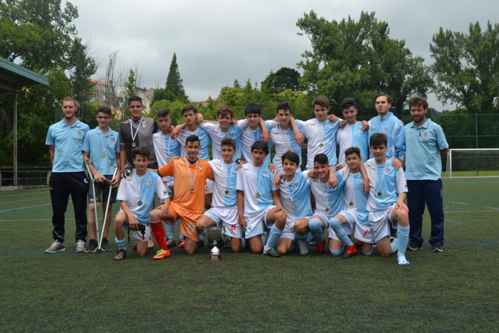 El equipo Cadete con su Copa de Santiago.