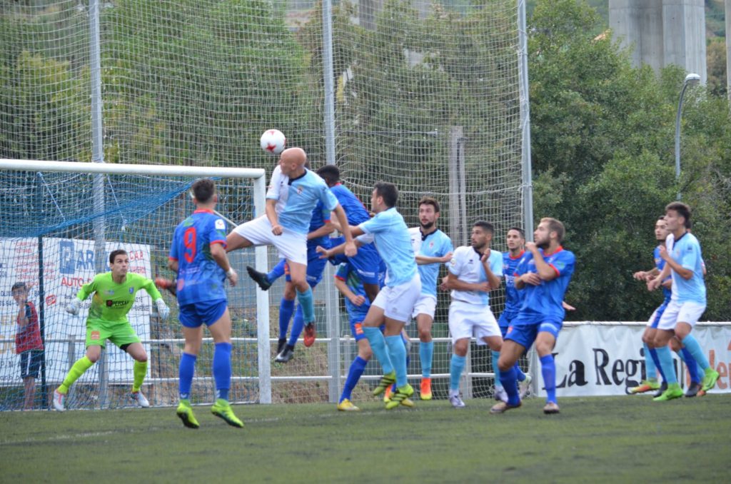Cabezazo de Uña na xogada do gol. Foto: Amadeo Rey.