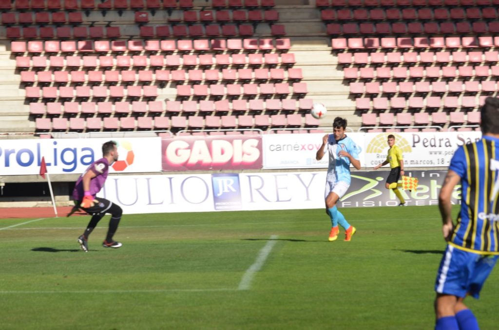 Santi Gegunde cabecea o balón para marcar o segundo gol do partido, patrocinado por Cecastar. Foto: Amadeo Rey.
