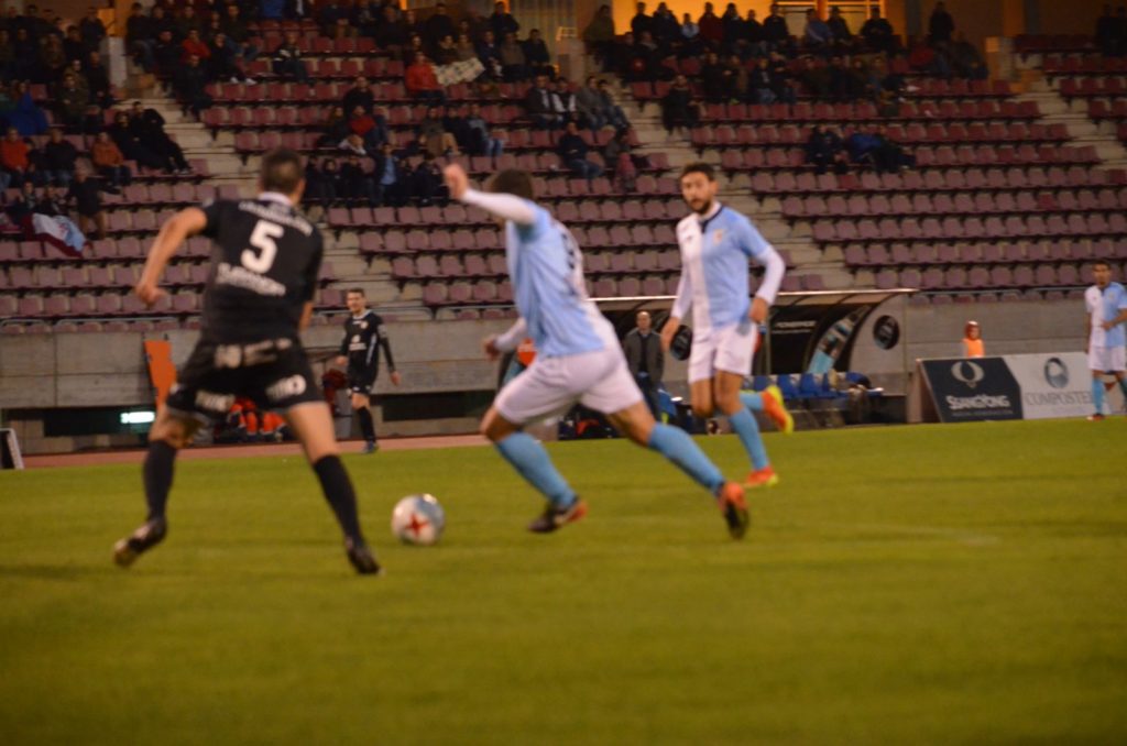 Primo arma a perna na xogada do terceiro gol, nun encontro patrocinado pola Bodeguilla de San Lázaro. Foto: Amadeo Rey.