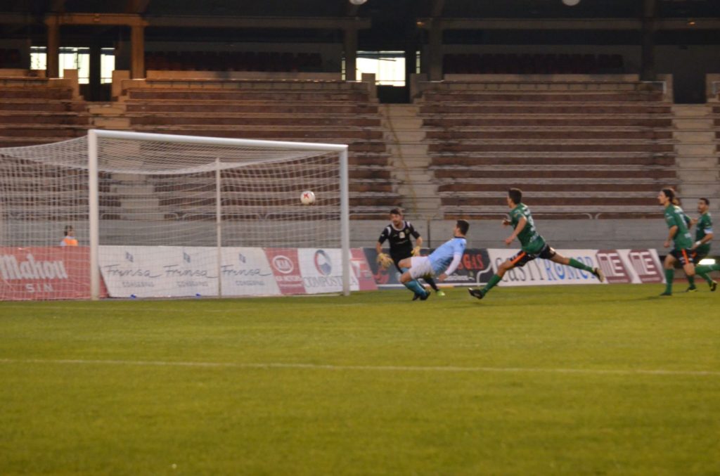Momento del gol de Primo, en un encuentro patrocinado por Altenex. Foto: Amadeo Rey.