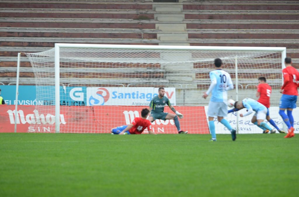 Momento del remate de Primo que casi acaba en gol, en un partido patrocinado por Sisrecon. Foto: Amadeo Rey.