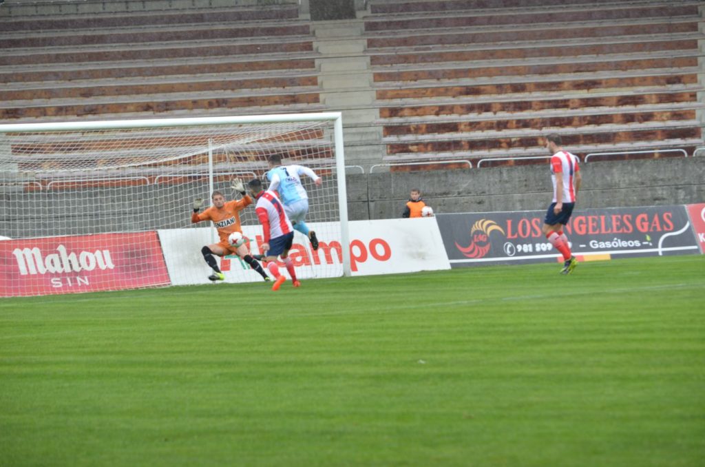 Remate de Primo en el primer gol de un partido patrocinado por Kia Compostela Concesionario. Foto: Amadeo Rey.