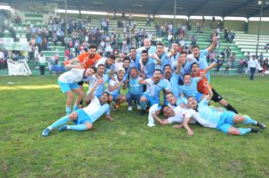 Amadeo celebrando o título de liga cos xogadores en Arenteiro.