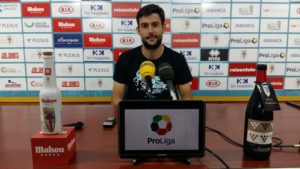 Santi Gegunde na rolda de prensa coa camiseta de Peregrinando Cara Un Soño.