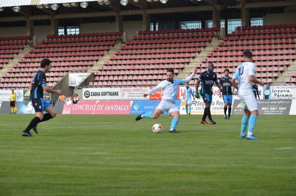 Momento do golpeo de Primo no segundo gol, nun partido patrocinado por Mahou. Foto: Amadeo Rey.