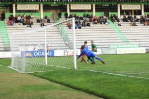 Momento del gol anulado de Josiño en la segunda parte. Foto: Amadeo Rey.