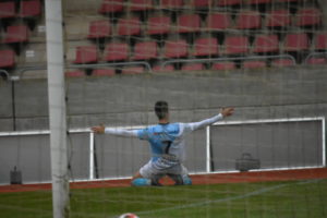 Aythami celebra su gol, en un partido patrocinado por Segundo Rey, entidad que viste su camiseta número 7. Foto: Amadeo Rey.