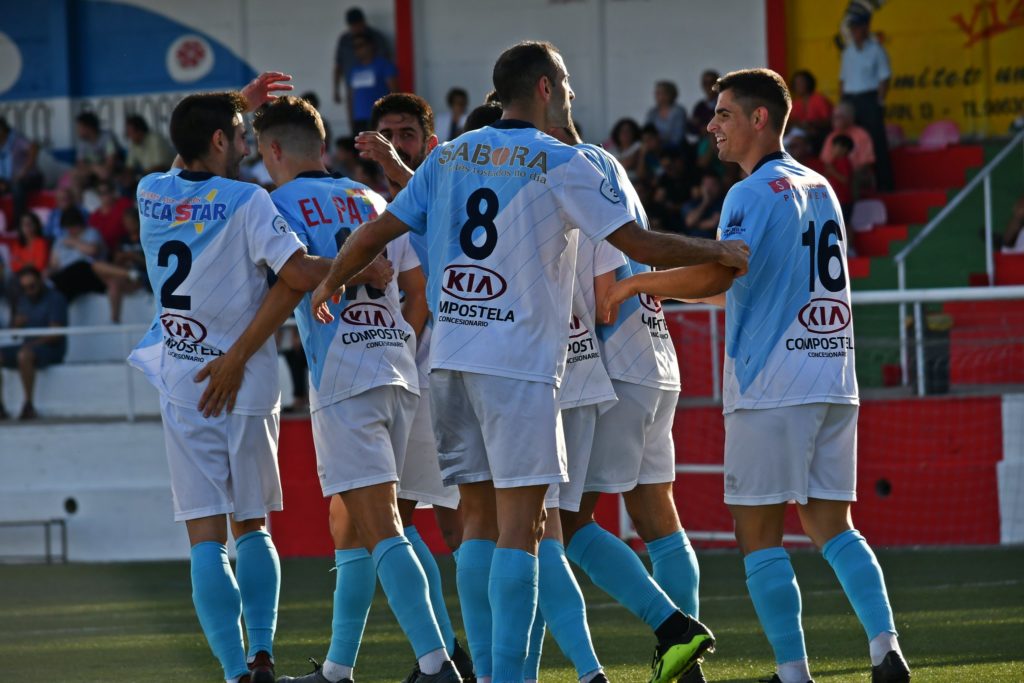 Os xogadores do Compos celebran o segundo gol de Gabri Palmás. Foto: Amadeo Rey.