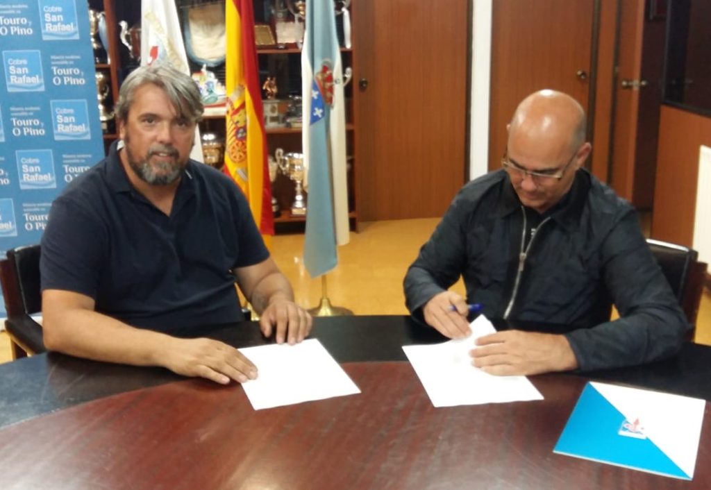 Vicente González e Antonio Quinteiro asinando o convenio.