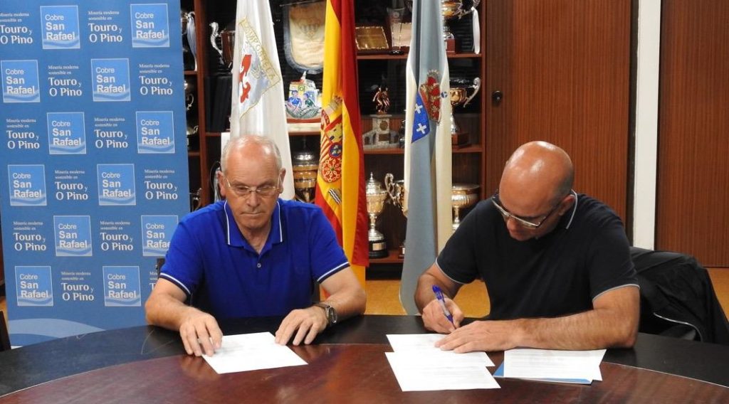 Momento de la firma con ambos presidentes: Antonio Martínez (izq.) y Antonio Quinteiro.