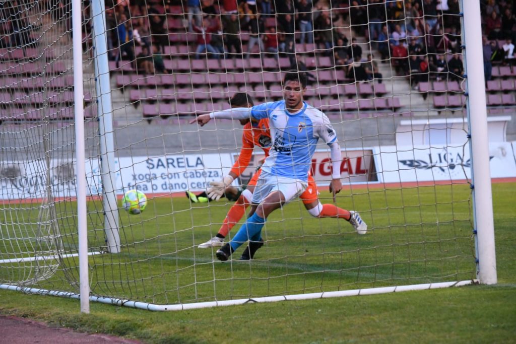 Brais Abelenda celebra o seu gol, nun partido patrocinado por Laucreaciones. Foto: Amadeo Rey.