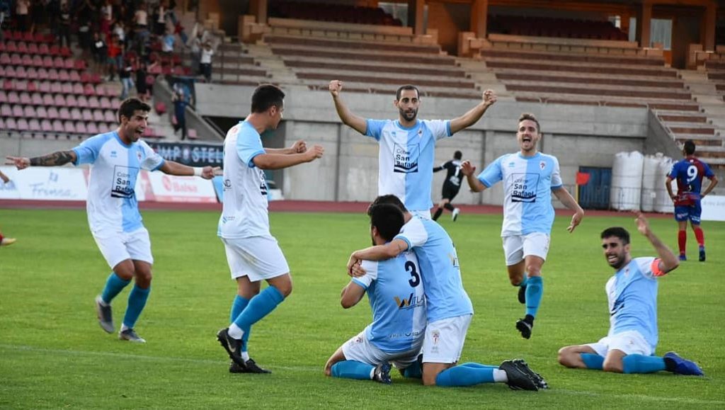 Os xogadores celebran o gol de Jimmy, nun partido patrocinado por Talleres Cecastar. Foto: Brais Fernández.