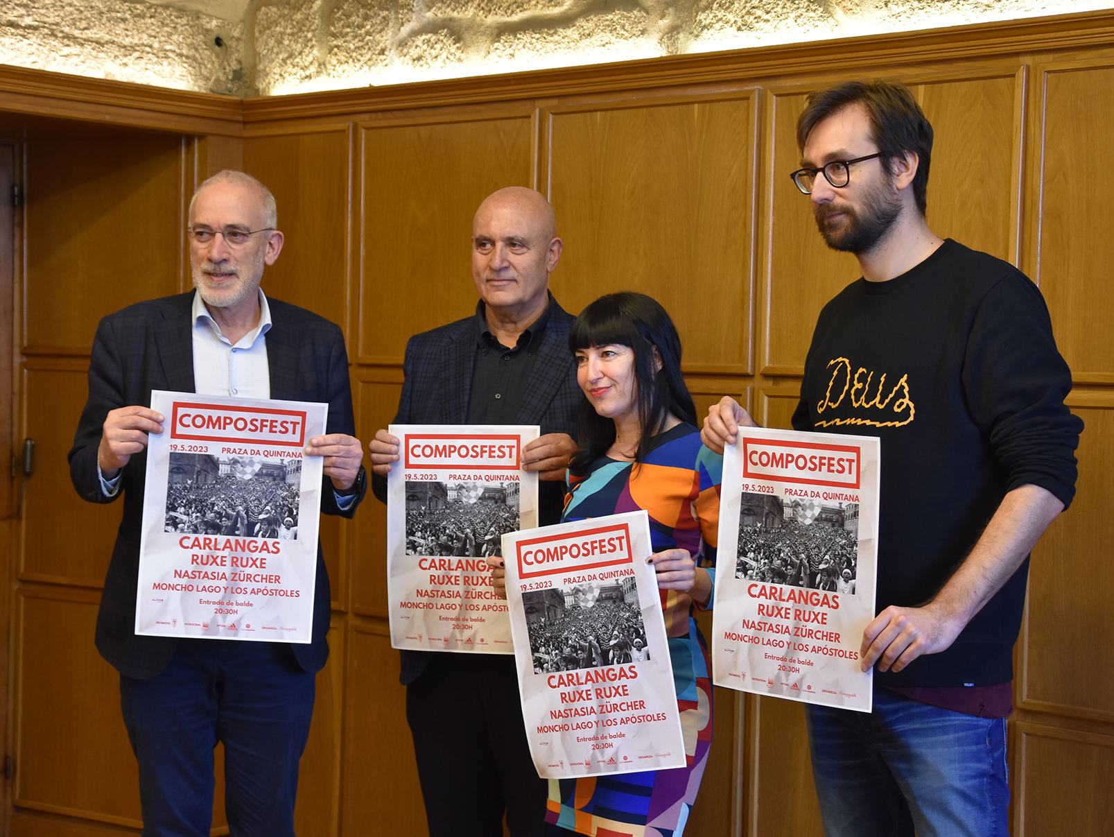 Sindo Guinarte, Juan Carlos Gesto, Mónica Mejías e Miguel Fernández cos carteis do Composfest.