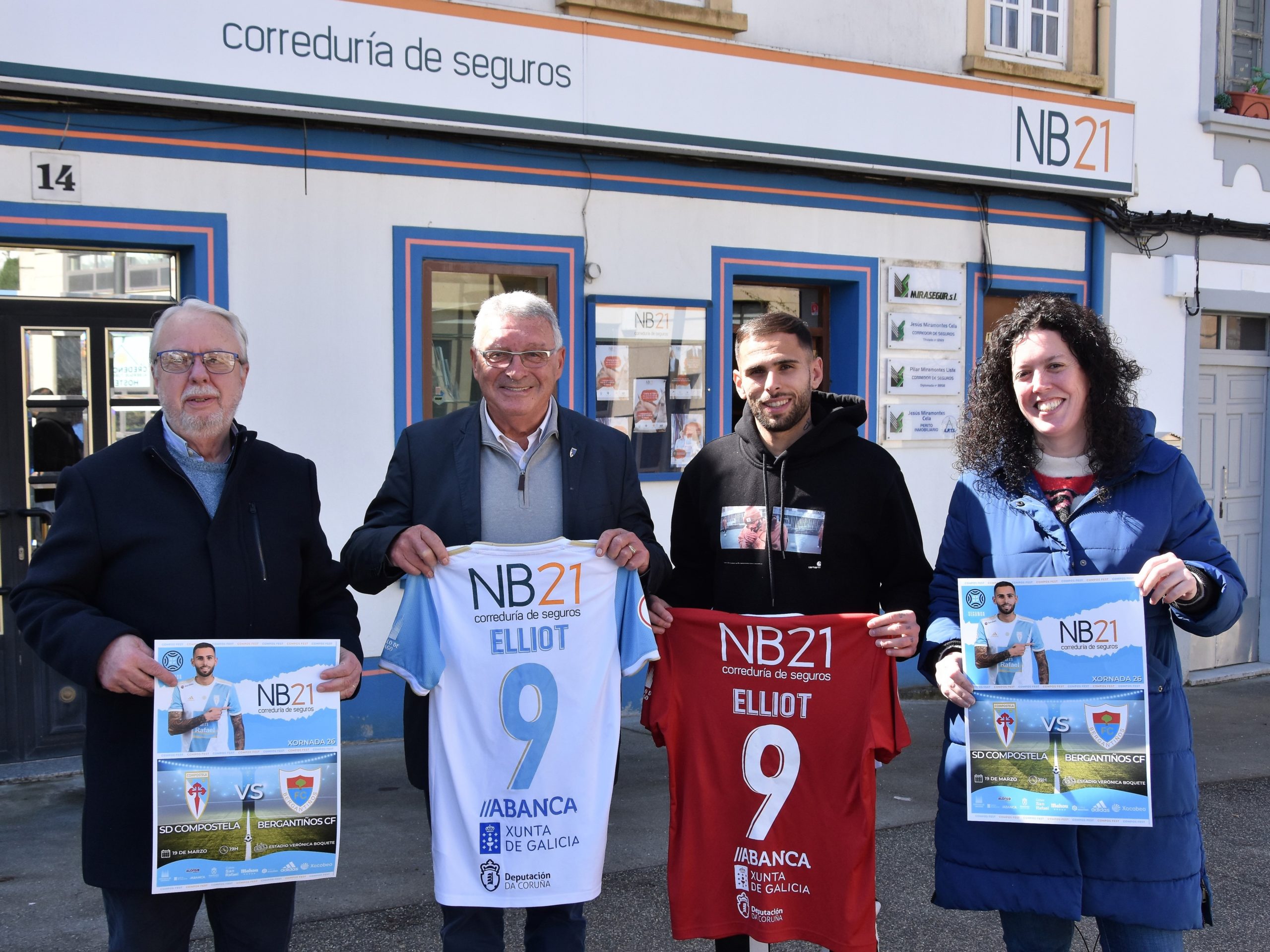 Na imaxe, Ramón Castro, directivo da SD Compostela; Jesús Miramontes, de NB21; Elliot e Pilar Miramontes, responsable comercial de NB21; frente á sede da correduría de seguros.