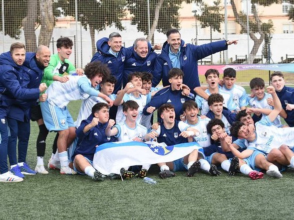 Selección Galega Sub16 celebrando o pase á Fase Ouro.