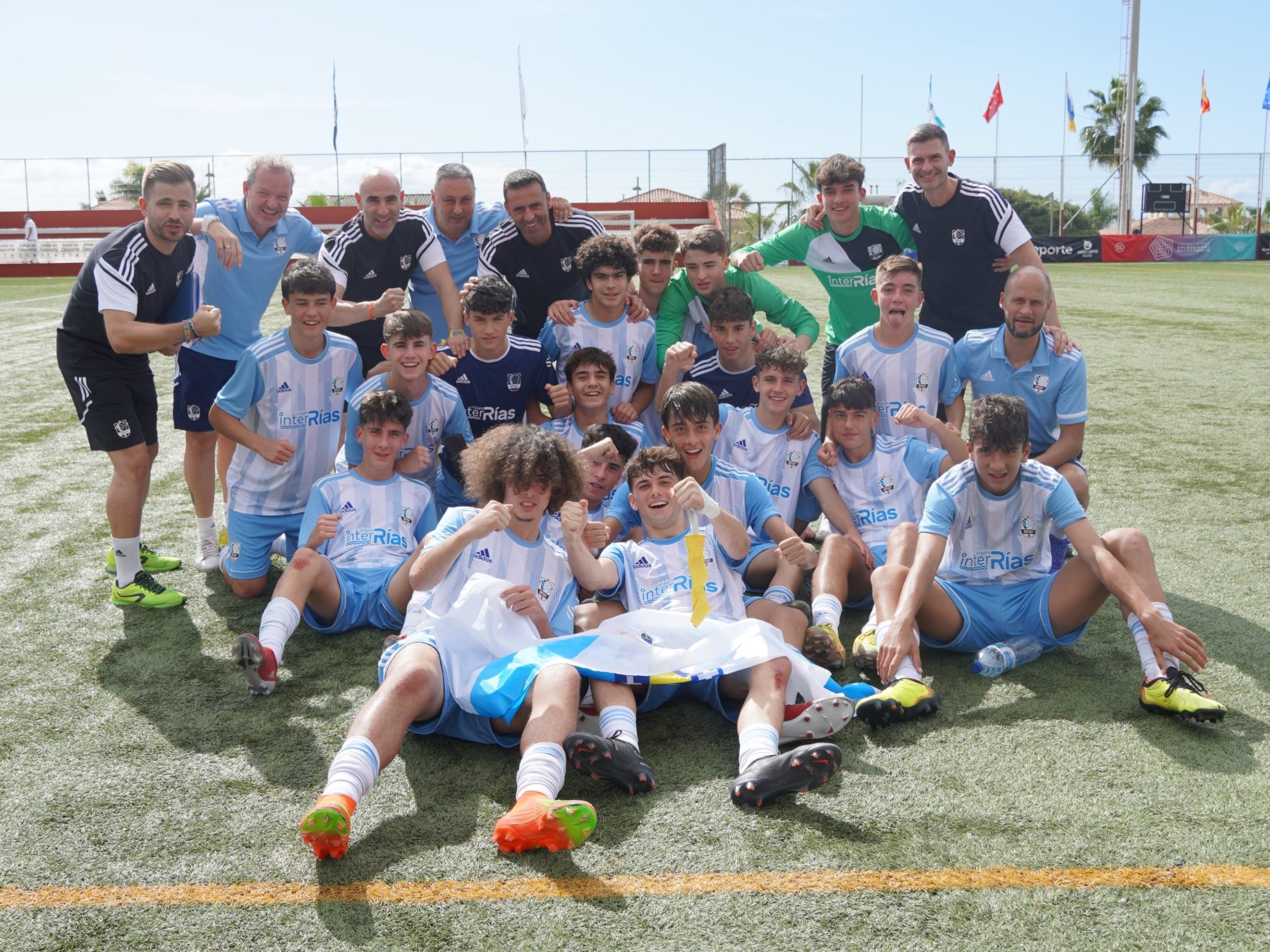 Selección Galega Sub16 celebrando a clasificación para a Fase Prata.