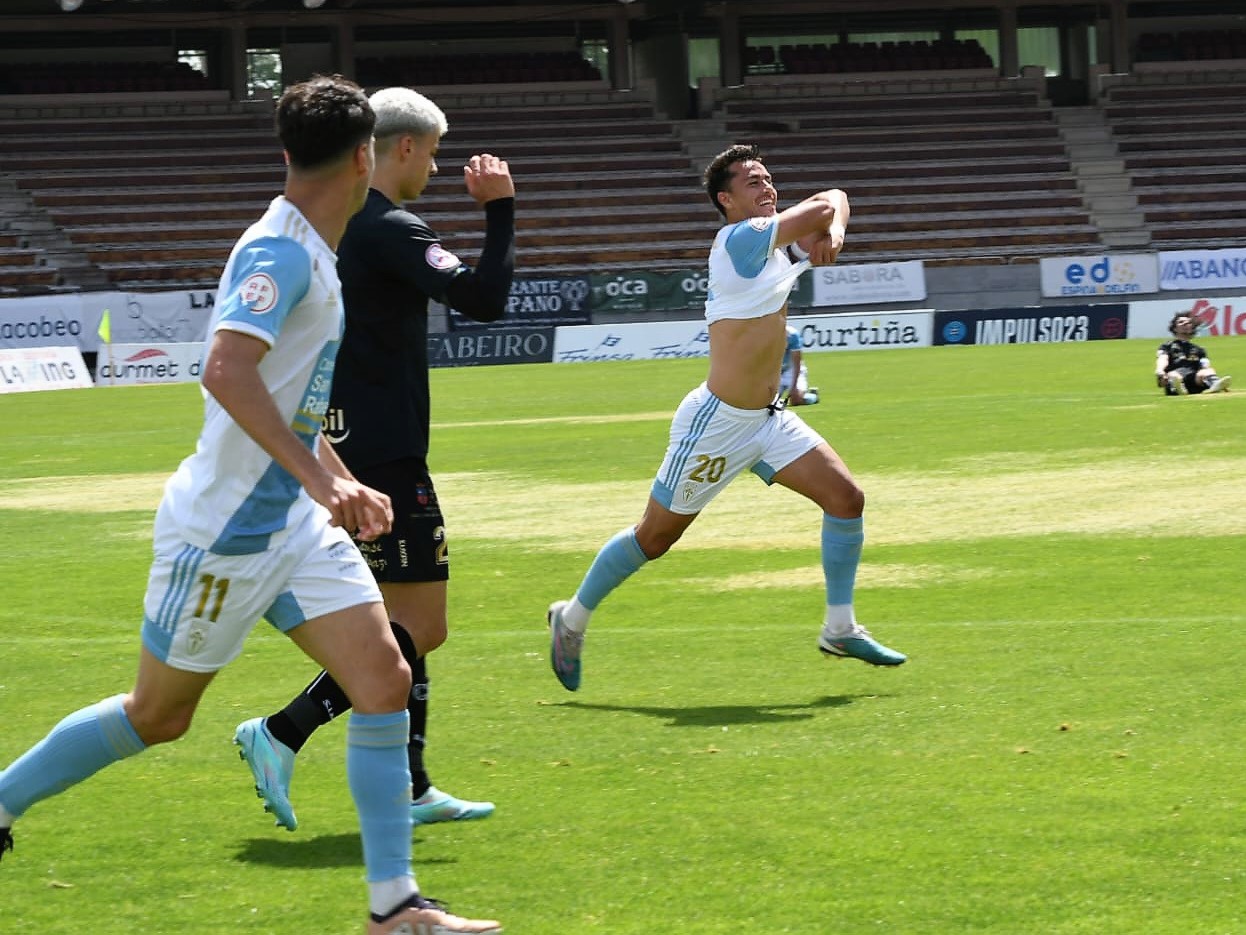 Jaime Santos celebrando su gol, para delirio de compañeros y afición.