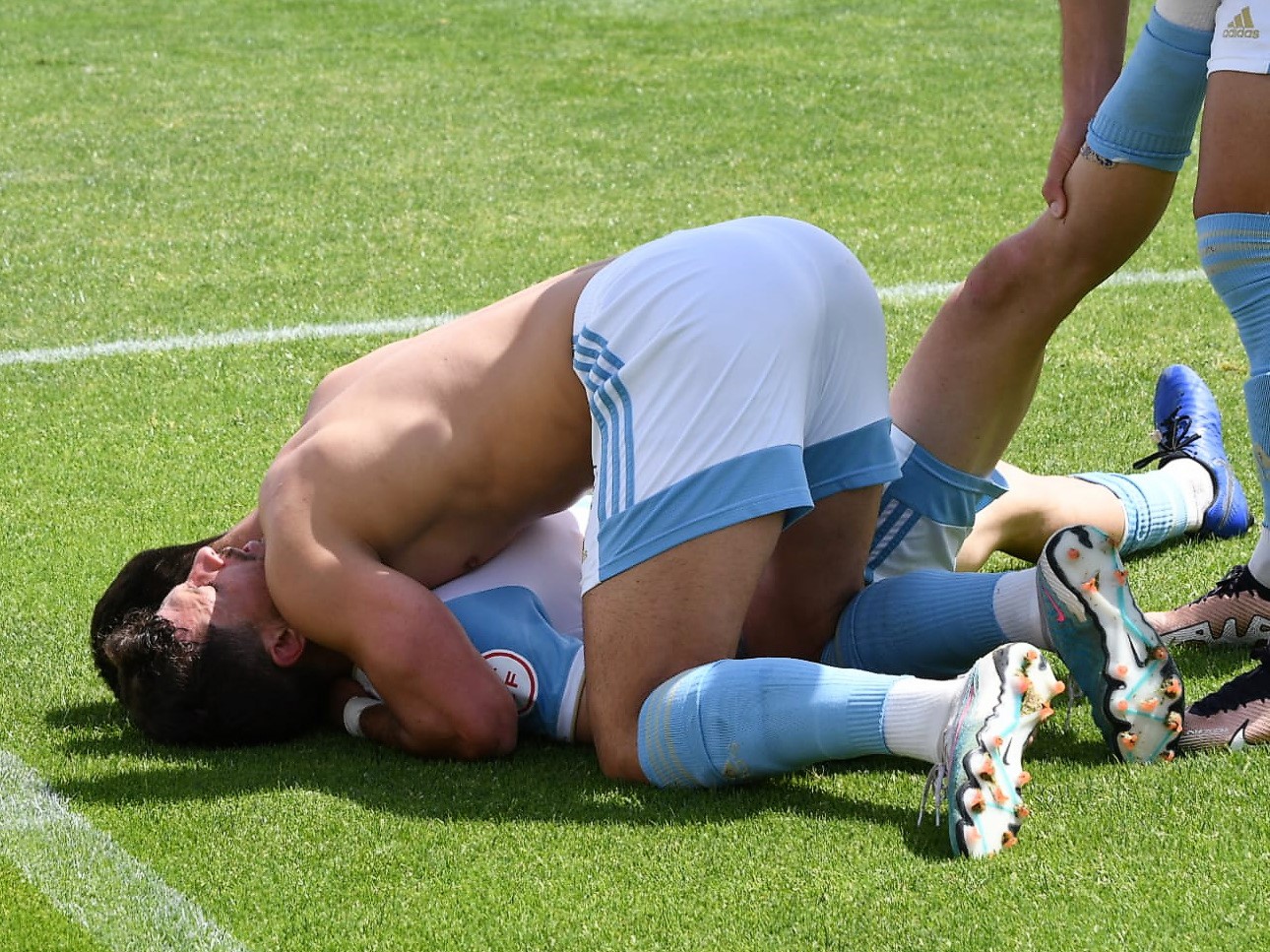 Jaime Santos, goleador, y Pablo Antas, asistente, se abrazan tras el gol.