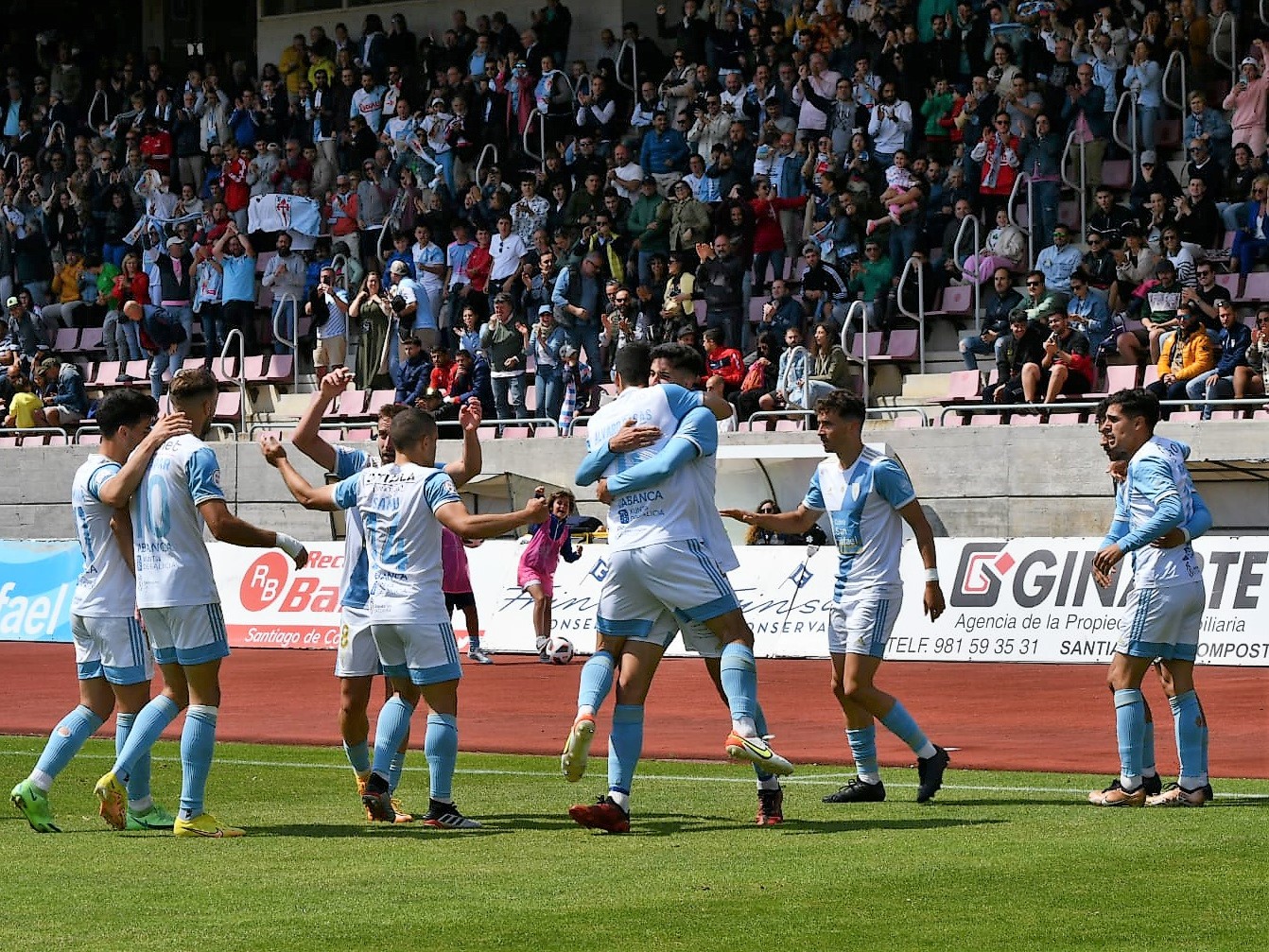 A SD Compostela celebra o gol de Darío