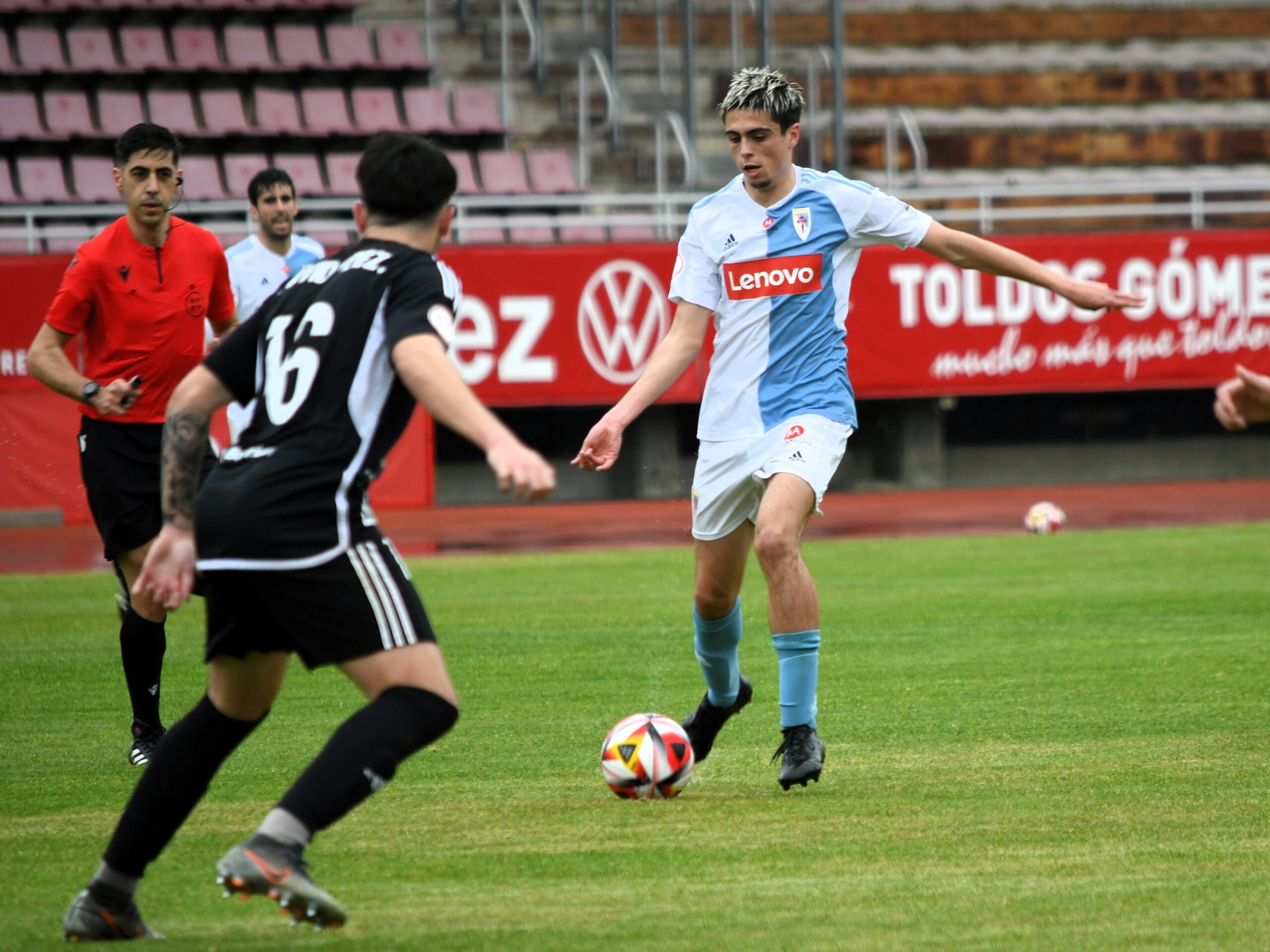 O xuvenil Balsa fixo o seu debut co primeiro equipo do Compos no partido contra o Langreo