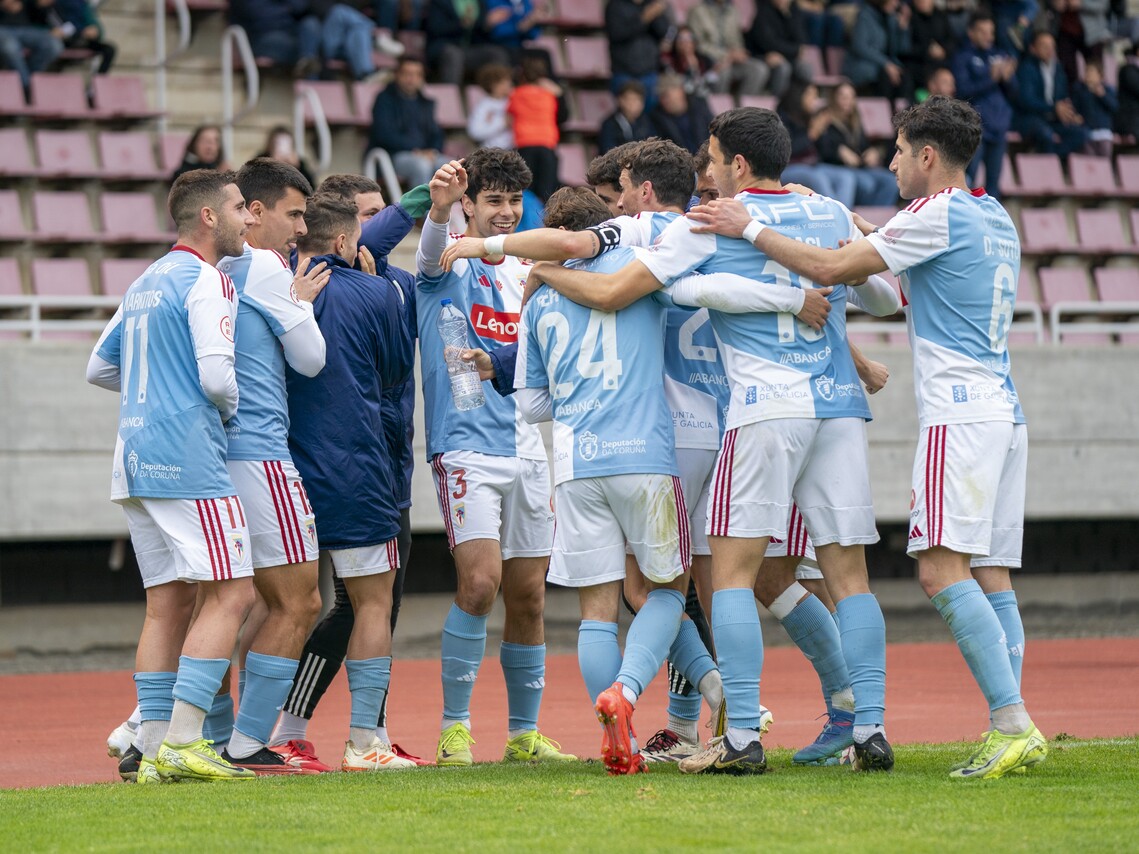 Celebración do equipo tralo gol de Manu Rivas, o terceiro.