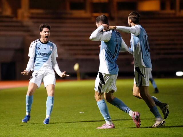 El Compos es más líder tras ganar al Arosa El Compos es más líder tras ganar al Arosa