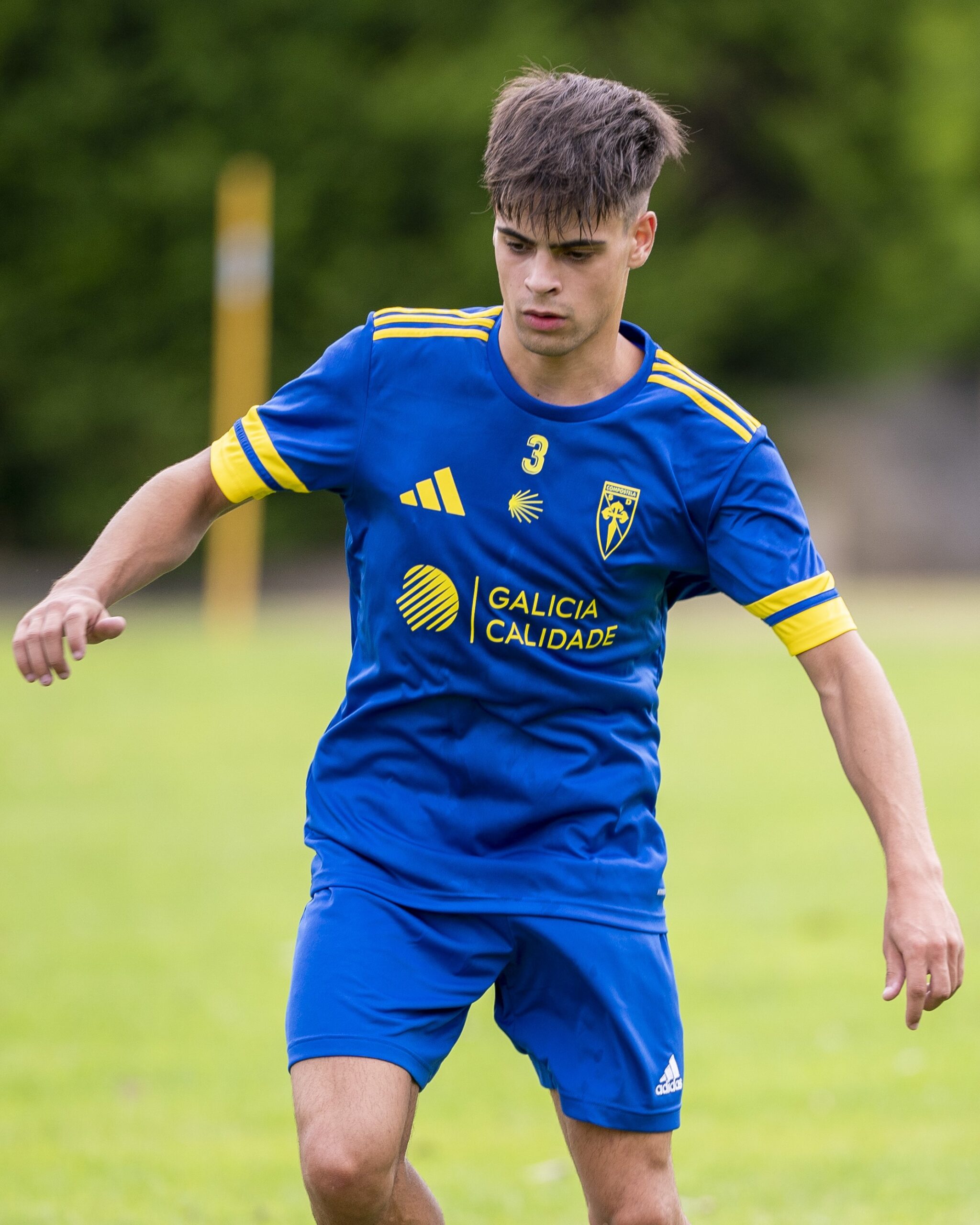 Aarón Martínez coa camiseta de adestramento da sD Compostela para a Tempada 2025/26.
