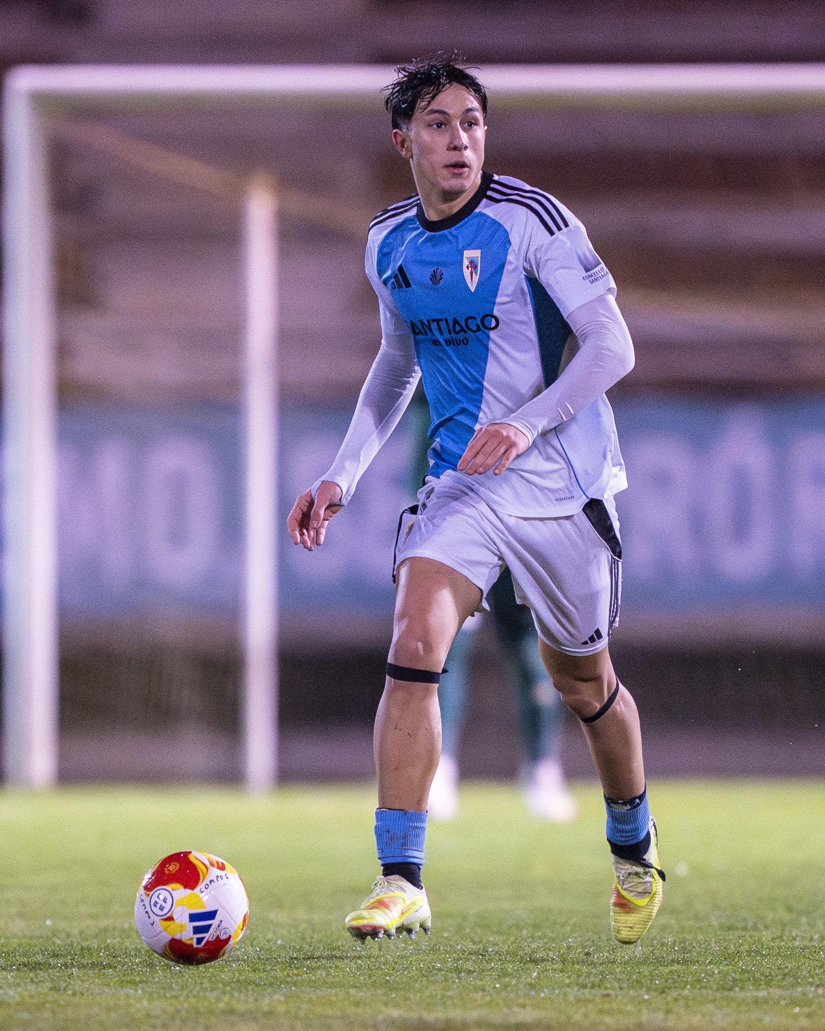 Unai Peón debutou coma titular e deu unha asistencia de gol.