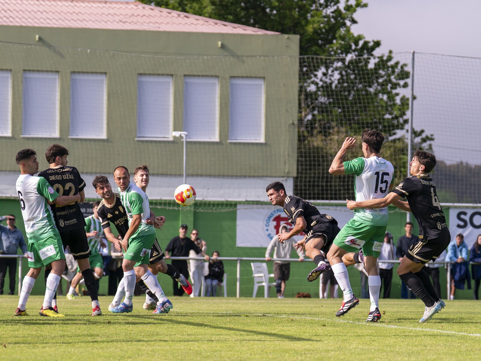 Momento do remate de cabeza de Antón Guisande para o gol no Manuel Candocia.