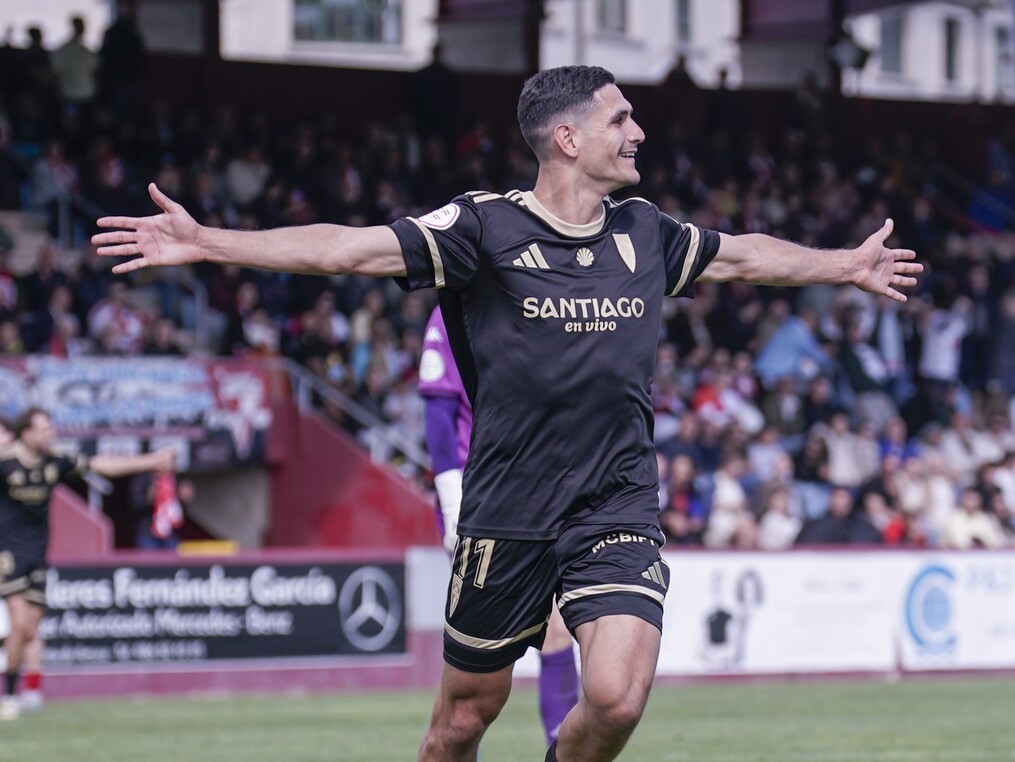 Antón Guisande foi decisivo, con dous goles, para que o Compos recupere o liderado na Liga.