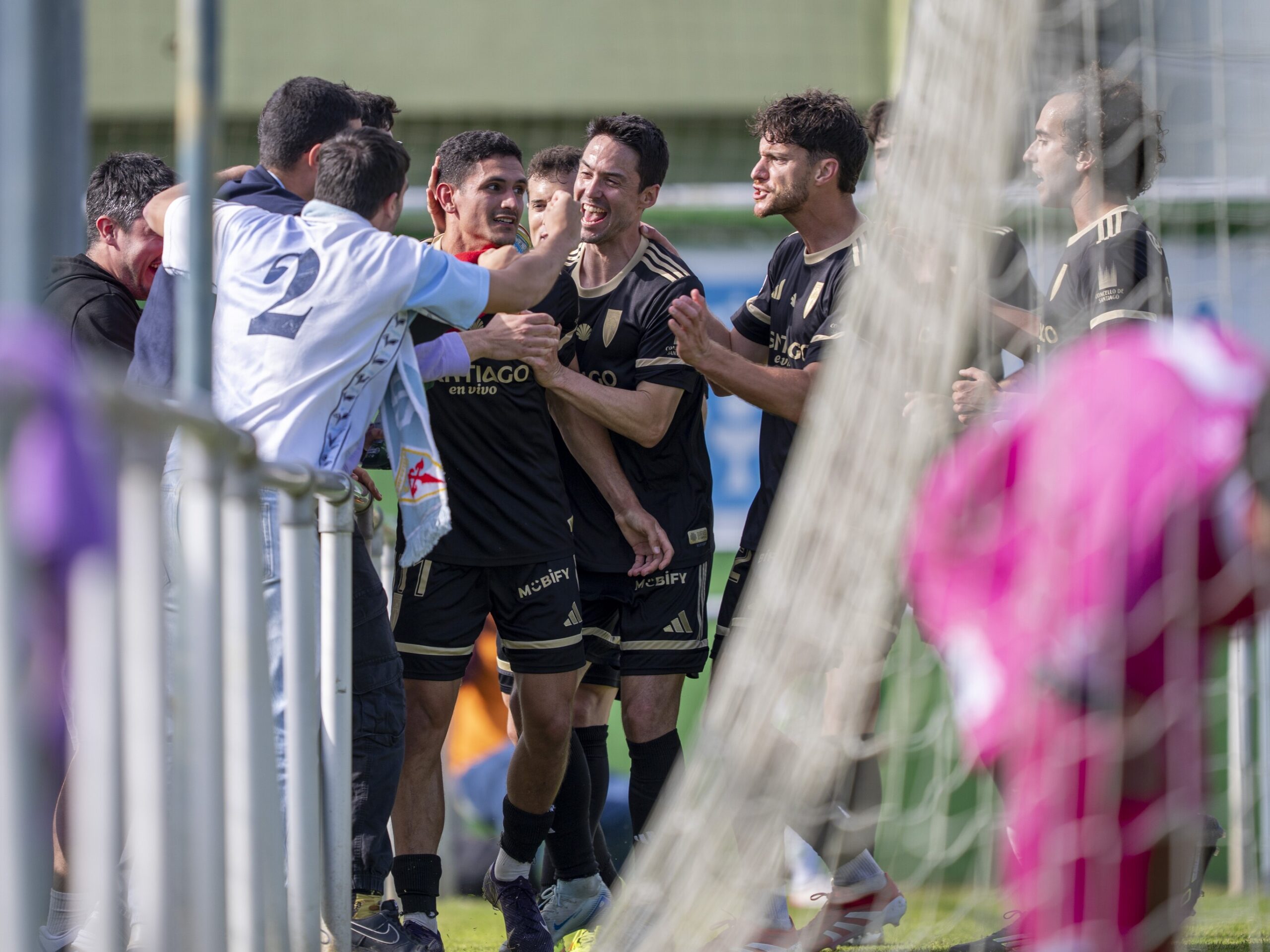 Antón Guisande celebrando o seu gol coa afección.