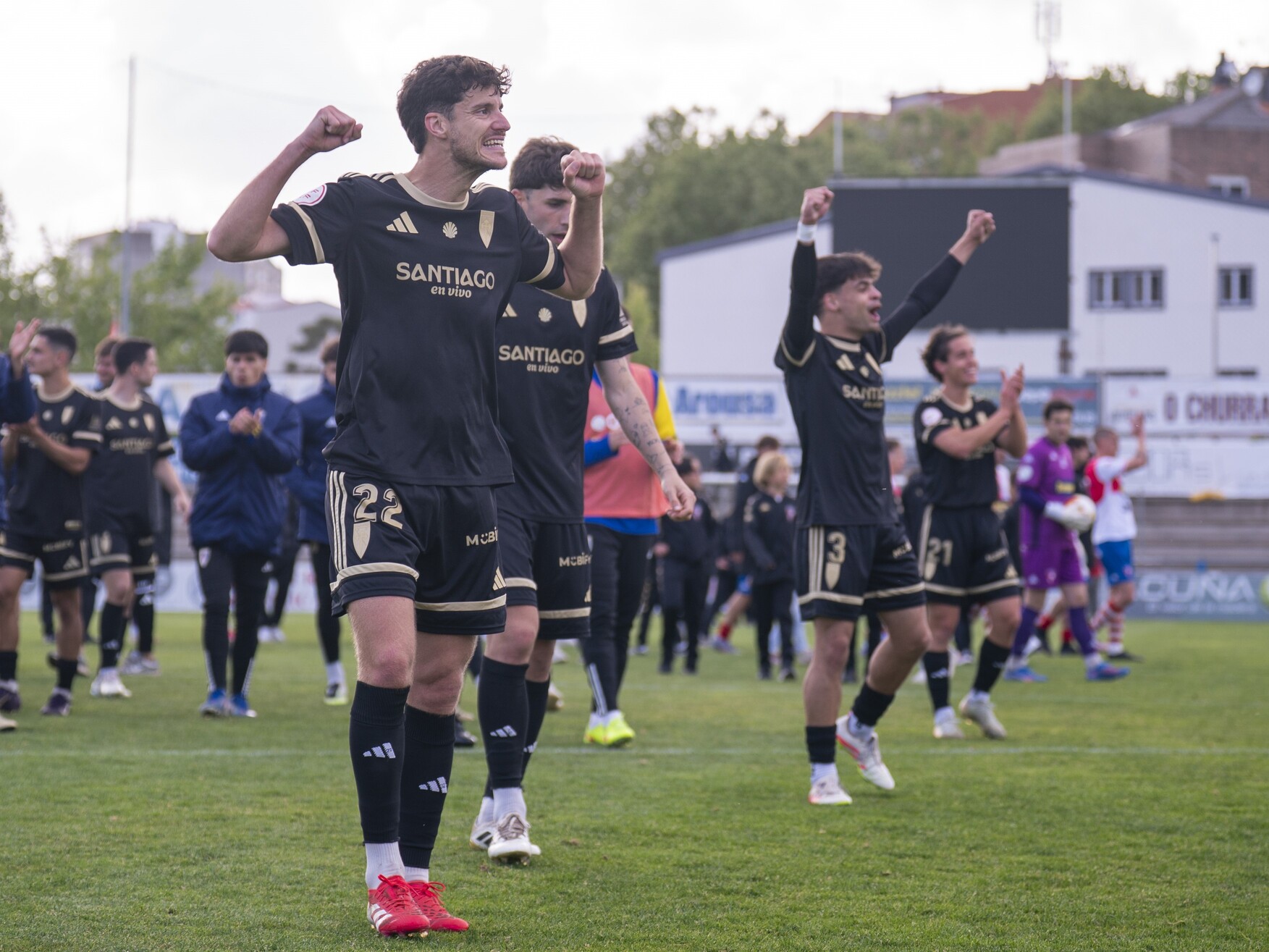 Final do partido con Diego Uzal e Aarón Martínez celebrando coa afección desprazada.