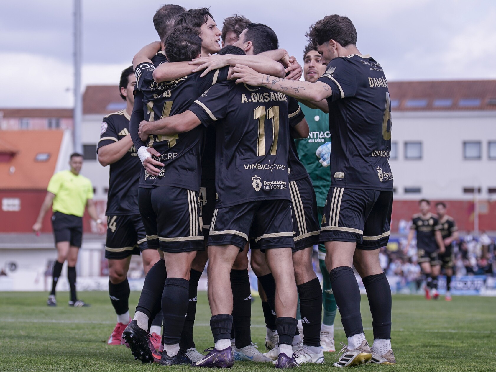 O Compos celebra un dos goles do partido.