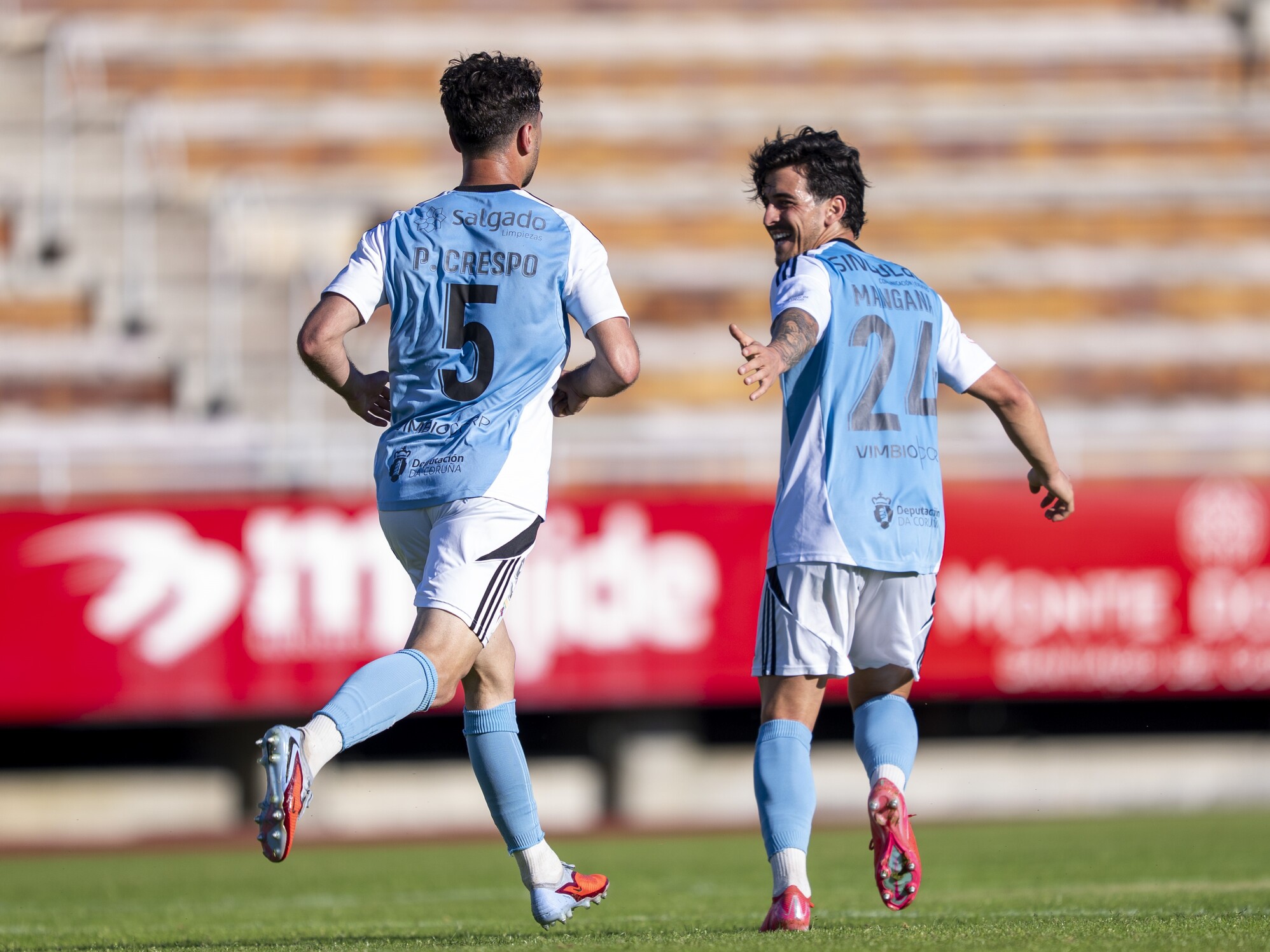 Pablo Crespo, xogador patrocinado por Limpiezas Salgado, celebra o seu gol, o seu segundo na Liga, con Riki Mangana.