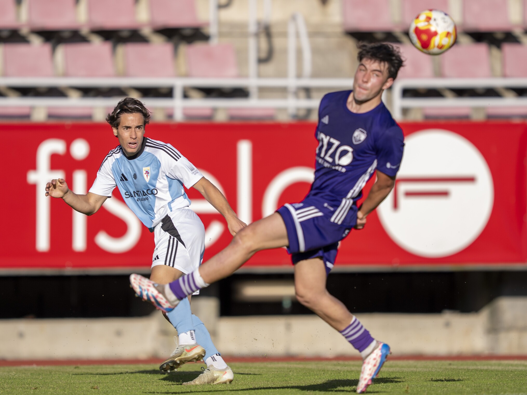 O Compos buscouno con centros a área, como este de David Rosón, pero non houbo maior premio.