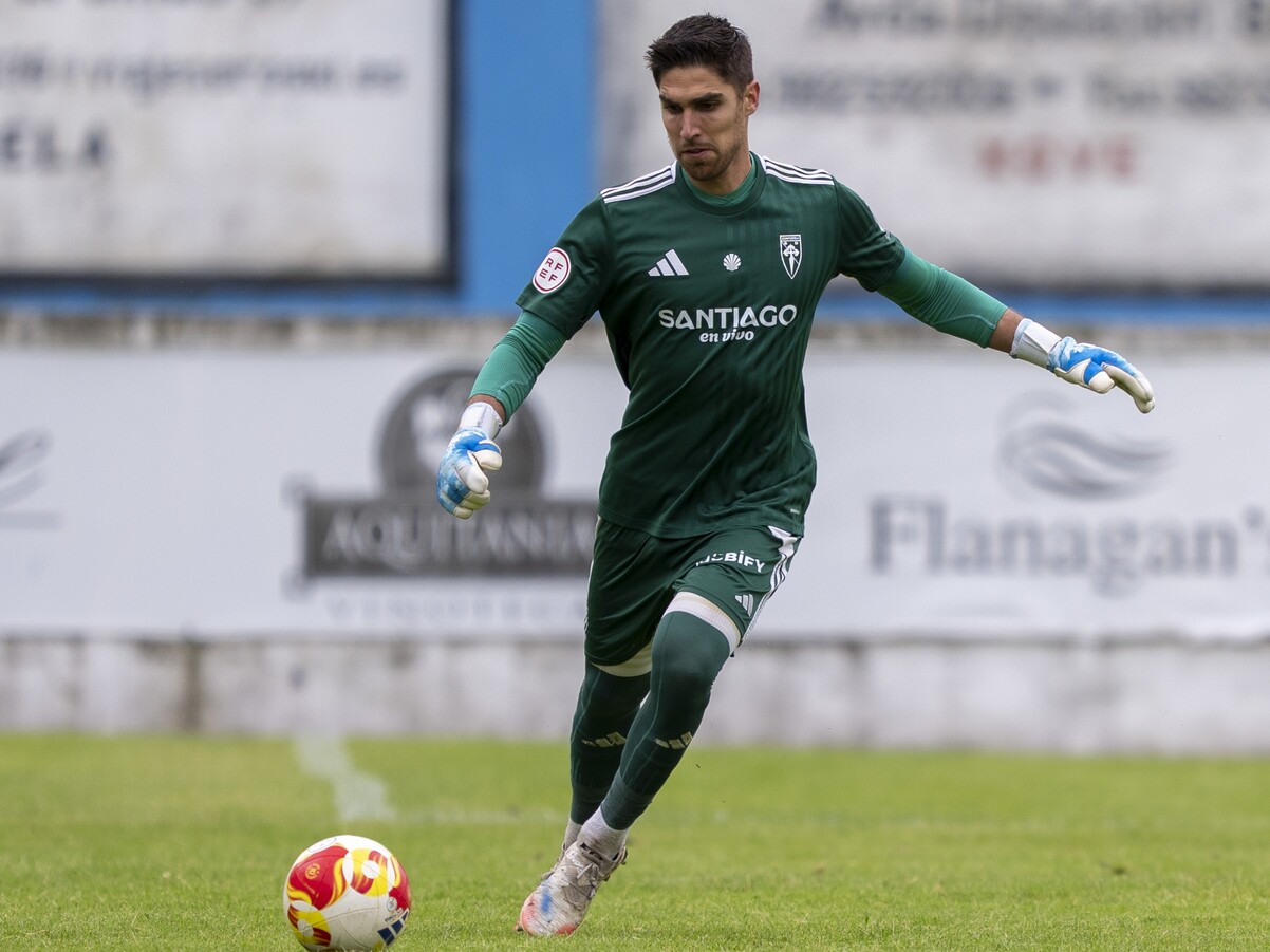 Álex Cobo deixou a portería a cero, conseguindo ser o porteiro menos goleado do Grupo 1 da Terceira RFEF.