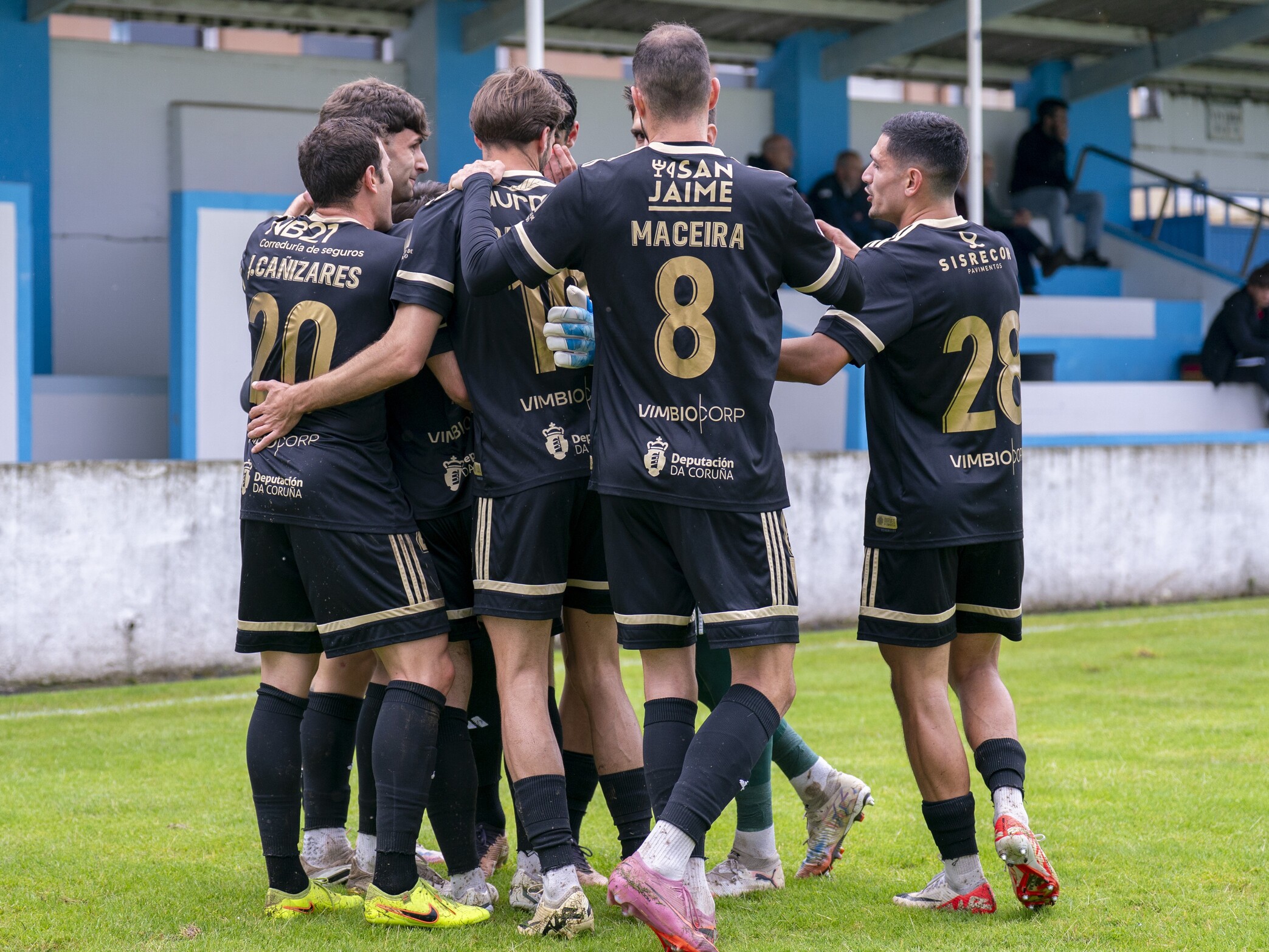 Os nosos celebran o gol de Damián Noya en Cantarrana.