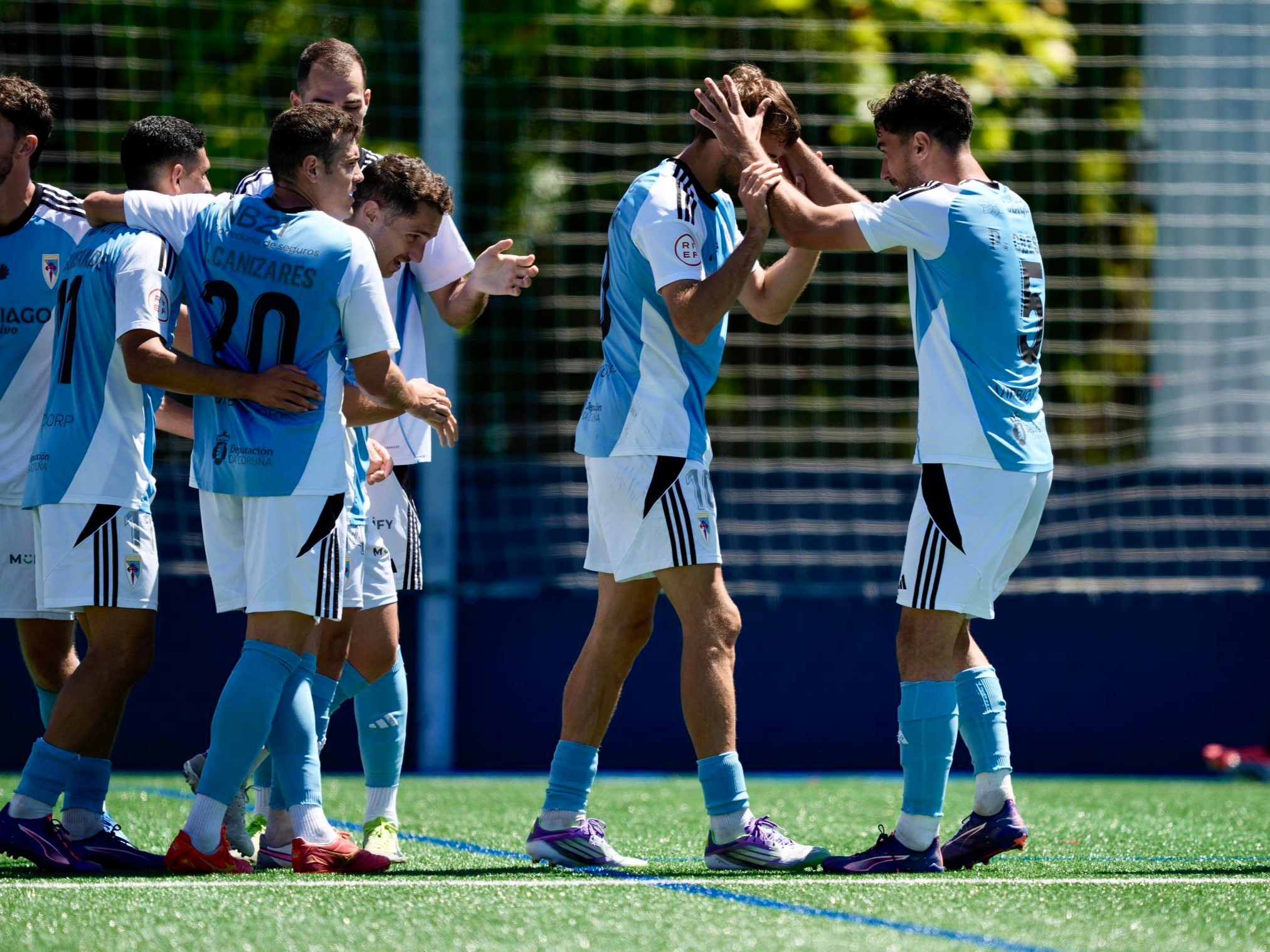 O Compos celebra o gol de Parapar, que poñía o 0-1 momentáneo.