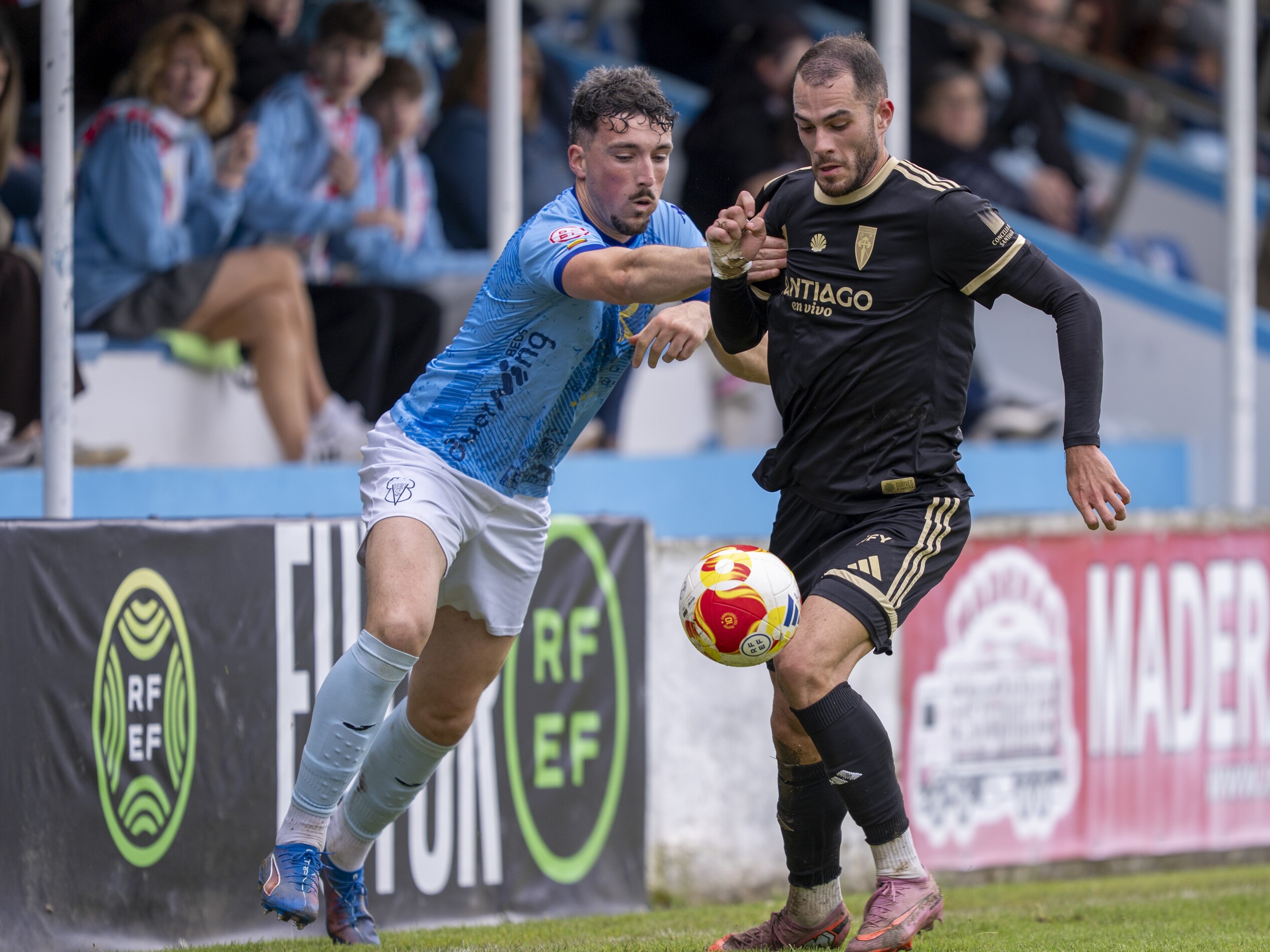 Maceira, titular hoxe, loita contra un rival na banda.