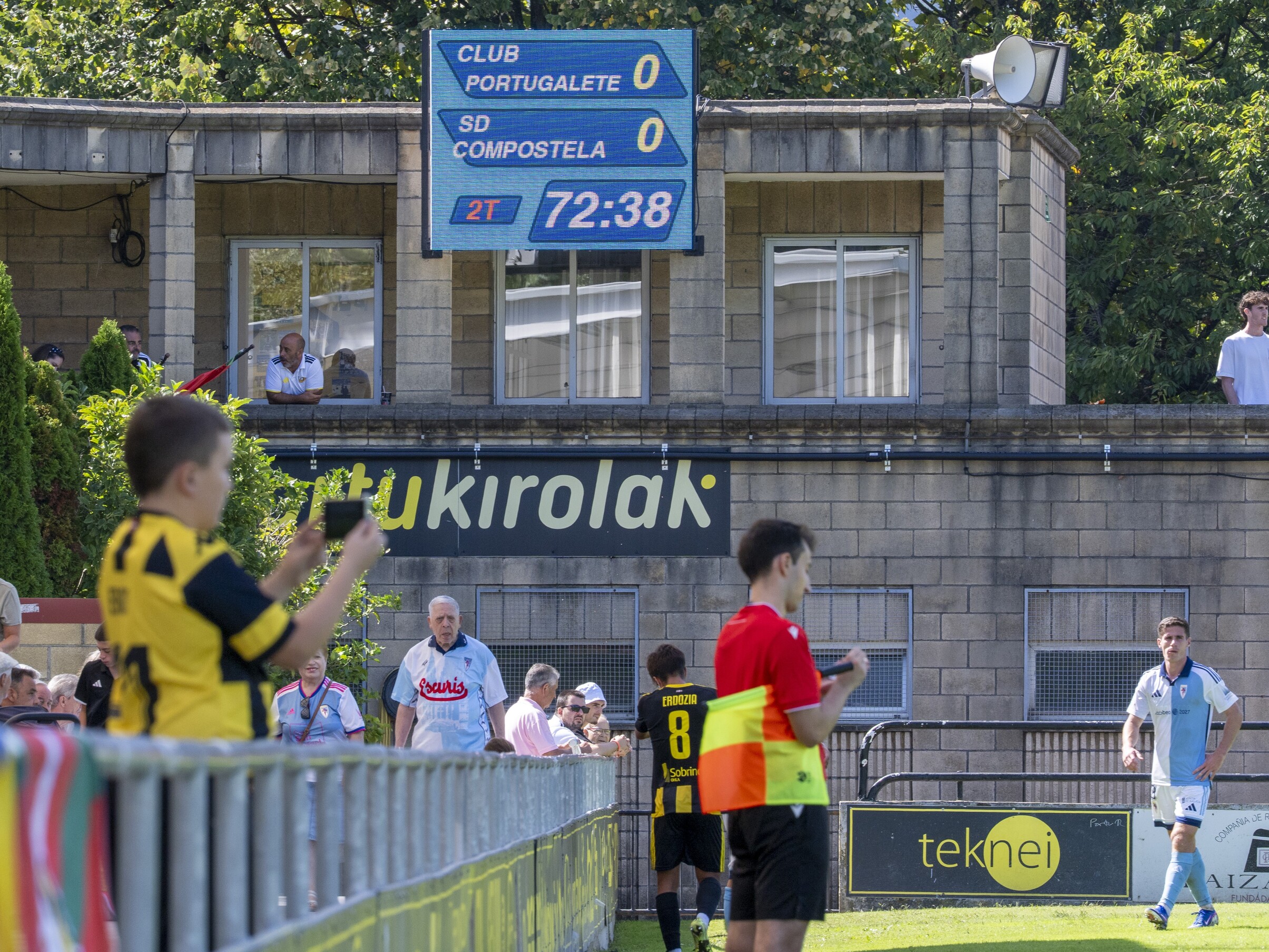 Marcador do Estadio da Florida, onde xogou o Compos, coa afeccionados desprazados a Portugalete da SD Compostela.