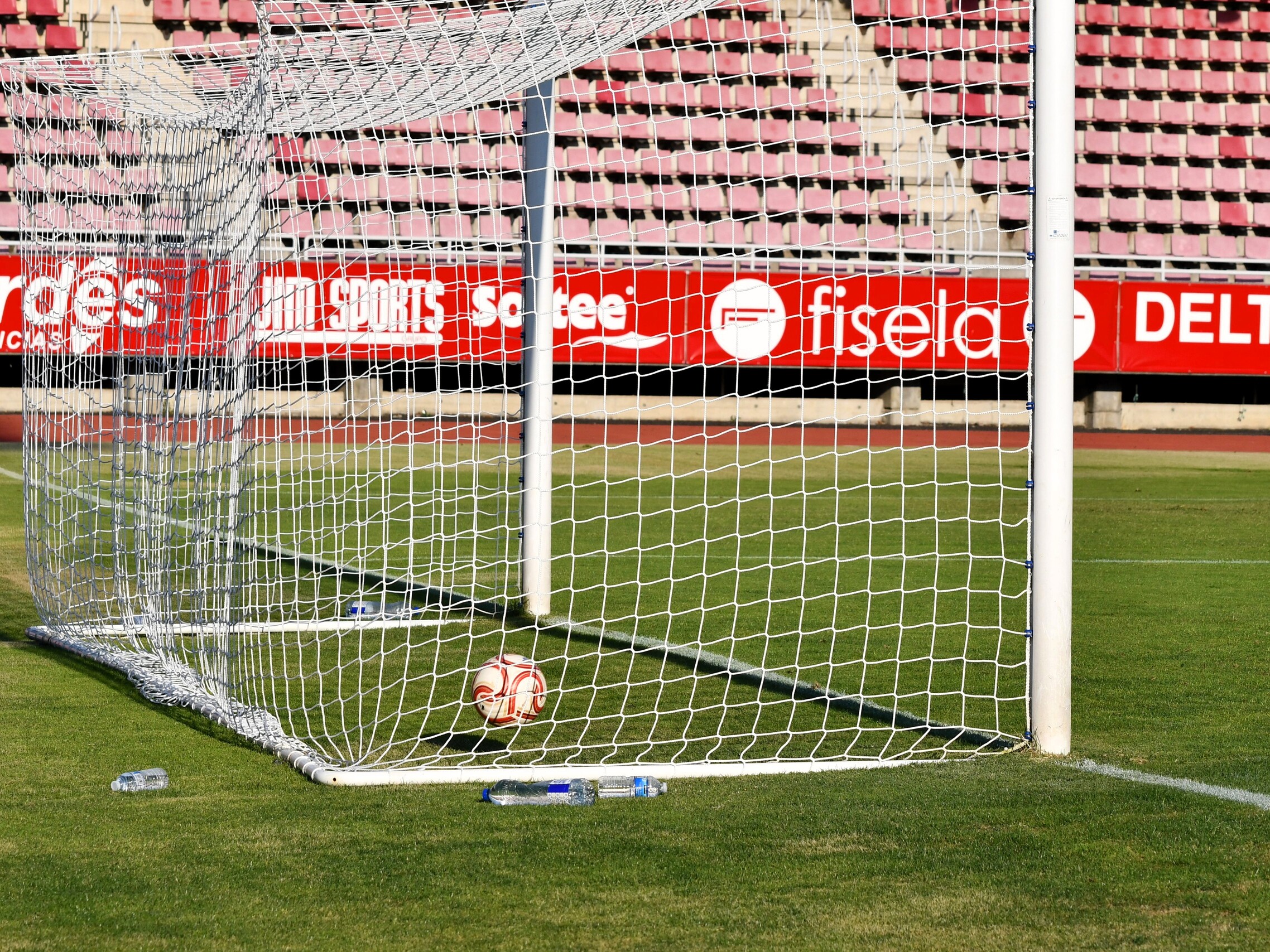 A pelota de Antón Guisande entrou mansa na rede.