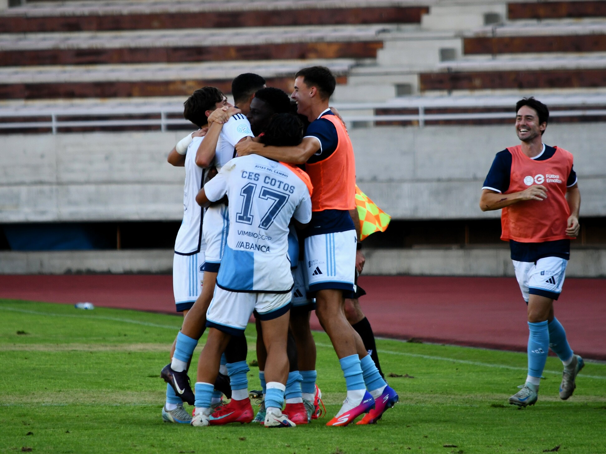 O gol de Antón Guisande, desde o centro do campo, levantou á afección e tamén aos seus compañeiros.