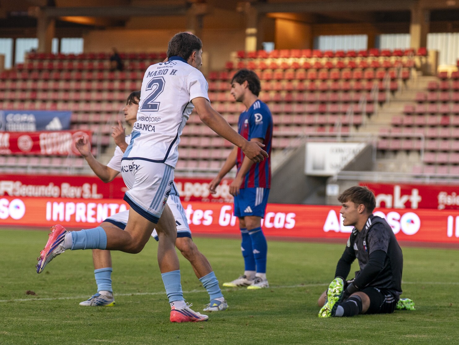 Mario Hermo marcou o primeiro gol da tempada, firmando o seu primeiro tanto coa camiseta do Compos.