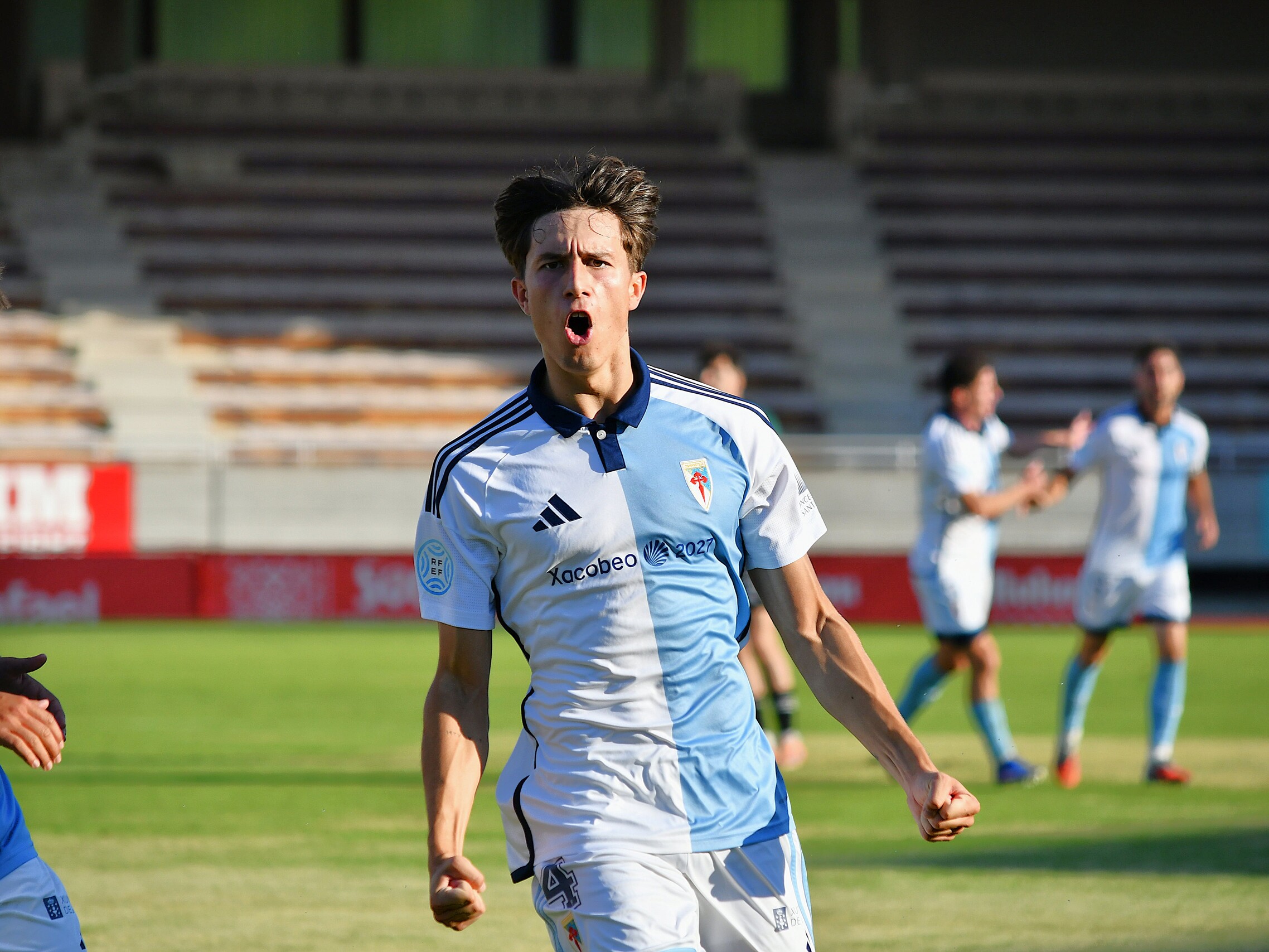 Unai Peón marcou o seu primeiro gol coa camiseta do Compos, e vaia gol.