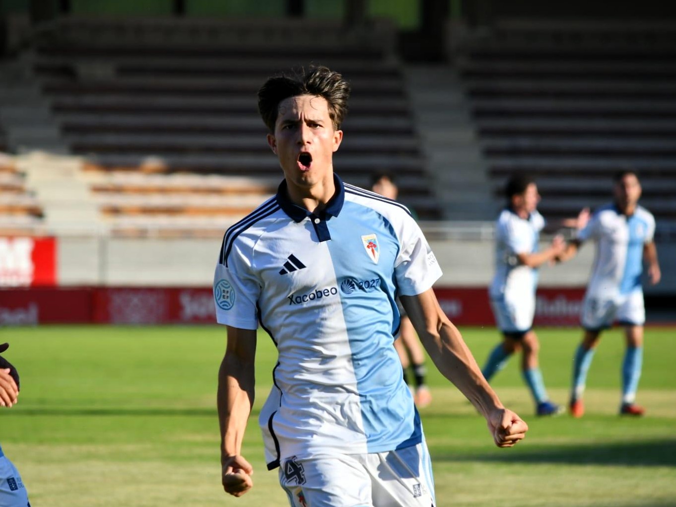 Unai Peón marcou o seu primeiro gol coa camiseta do Compos, e vaia gol.