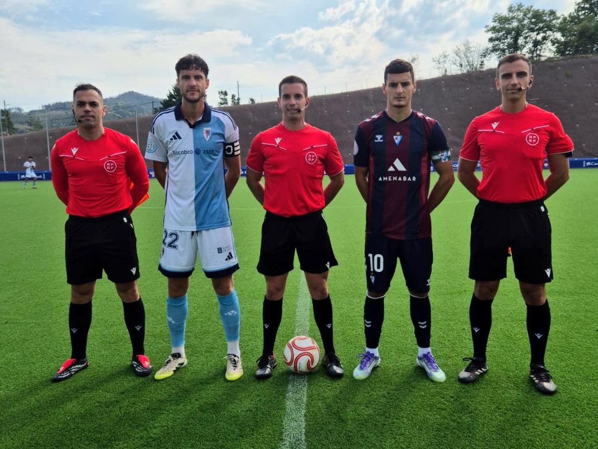 Diego Uzal foi o capitán contra o Eibar B, comezando no centro do campo e despois xogando de central.